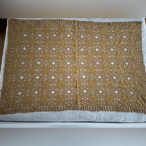 The handmade lace tablecloth, Rectangular brown, Handmade; 56,7 x 38.7 inches - Picture 3 of 8